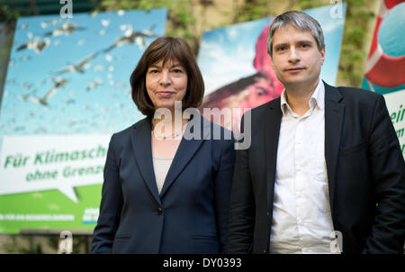 Berlin, Deutschland. 2. April 2014. Die Grüns Top-Kandidaten für die Wahlen zum Europäischen Parlament, Rebecca Harms (L) und Sven Giegold, präsentieren die Europawahl 2014-Kampagne der Partei in Berlin, Deutschland, 2. April 2014. Foto: BERND VON JUTRCZENKA/Dpa/Alamy Live-Nachrichten Stockfoto