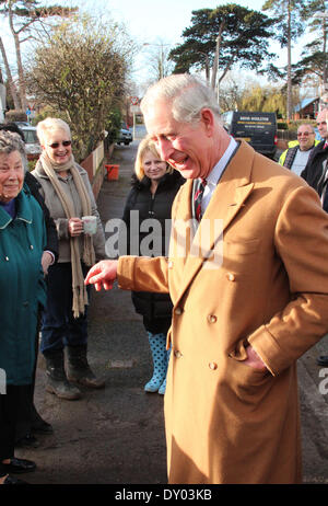 Prinz Charles Prince Of Wales trifft Flutopfer von Roe Parc, die Häuser waren schlecht beschädigt durch Wasser über fließt aus dem nahe gelegenen Fluss Elwy Featuring: Prinz Charles, Prince Of Wales wo: Wales wenn: 3. Dezember 2012 Stockfoto