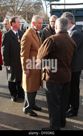 Prinz Charles Prince Of Wales trifft Flutopfer von Roe Parc, die Häuser waren schlecht beschädigt durch Wasser über fließt aus dem nahe gelegenen Fluss Elwy Featuring: Prinz Charles, Prince Of Wales wo: Wales wenn: 3. Dezember 2012 Stockfoto