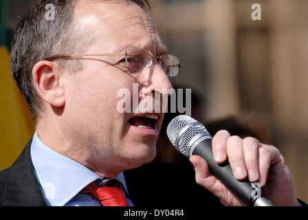 Andy Schlachtung MP (Labour-Mitglied Hammersmith und Schatten Justizminister [2014]) an einem Protest Stockfoto