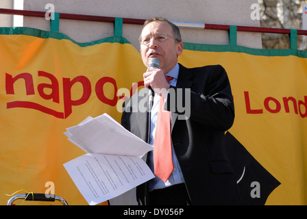 Andy Schlachtung MP (Labour-Mitglied Hammersmith und Schatten Justizminister [2014]) an einem Protest Stockfoto