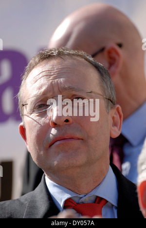 Andy Schlachtung MP (Labour-Mitglied Hammersmith und Schatten Justizminister [2014]) an einem Protest Stockfoto