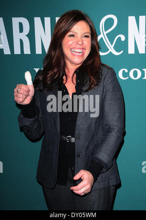 Rachael Ray signiert meistert ihr neues Buch "Mein Jahr in Essen" im Barnes & Noble. Rachael hatte den Daumen im Aufzug auf dem Weg zum Shop verletzt. Mitwirkende: Rachael Ray wo: New York City-NY-USA bei: 4. Dezember 2012 Stockfoto