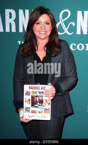 Rachael Ray signiert meistert ihr neues Buch "Mein Jahr in Essen" im Barnes & Noble. Rachael hatte den Daumen im Aufzug auf dem Weg zum Shop verletzt. Mitwirkende: Rachael Ray wo: New York City-NY-USA bei: 4. Dezember 2012 Stockfoto