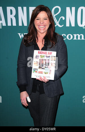 Rachael Ray signiert meistert ihr neues Buch "Mein Jahr in Essen" im Barnes & Noble. Rachael hatte den Daumen im Aufzug auf dem Weg zum Shop verletzt. Mitwirkende: Rachael Ray wo: New York City-NY-USA bei: 4. Dezember 2012 Stockfoto