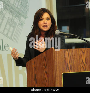 Rachael Ray signiert meistert ihr neues Buch "Mein Jahr in Essen" im Barnes & Noble. Rachael hatte den Daumen im Aufzug auf dem Weg zum Shop verletzt. Mitwirkende: Rachael Ray wo: New York City-NY-USA bei: 4. Dezember 2012 Stockfoto