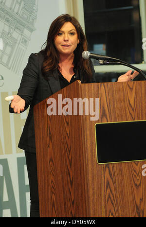 Rachael Ray signiert meistert ihr neues Buch "Mein Jahr in Essen" im Barnes & Noble. Rachael hatte den Daumen im Aufzug auf dem Weg zum Shop verletzt. Mitwirkende: Rachael Ray wo: New York City-NY-USA bei: 4. Dezember 2012 Stockfoto