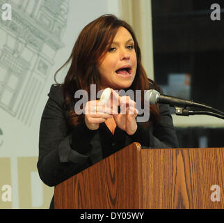 Rachael Ray signiert meistert ihr neues Buch "Mein Jahr in Essen" im Barnes & Noble. Rachael hatte den Daumen im Aufzug auf dem Weg zum Shop verletzt. Mitwirkende: Rachael Ray wo: New York City-NY-USA bei: 4. Dezember 2012 Stockfoto