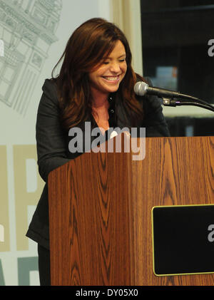 Rachael Ray signiert meistert ihr neues Buch "Mein Jahr in Essen" im Barnes & Noble. Rachael hatte den Daumen im Aufzug auf dem Weg zum Shop verletzt. Mitwirkende: Rachael Ray wo: New York City-NY-USA bei: 4. Dezember 2012 Stockfoto