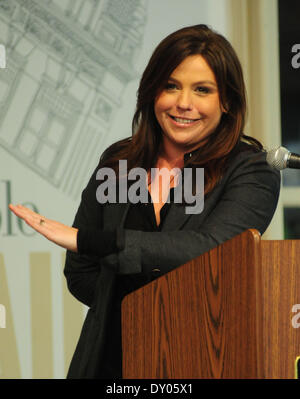 Rachael Ray signiert meistert ihr neues Buch "Mein Jahr in Essen" im Barnes & Noble. Rachael hatte den Daumen im Aufzug auf dem Weg zum Shop verletzt. Mitwirkende: Rachael Ray wo: New York City-NY-USA bei: 4. Dezember 2012 Stockfoto