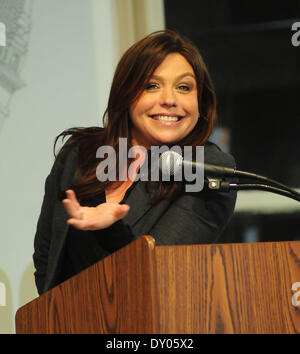 Rachael Ray signiert meistert ihr neues Buch "Mein Jahr in Essen" im Barnes & Noble. Rachael hatte den Daumen im Aufzug auf dem Weg zum Shop verletzt. Mitwirkende: Rachael Ray wo: New York City-NY-USA bei: 4. Dezember 2012 Stockfoto