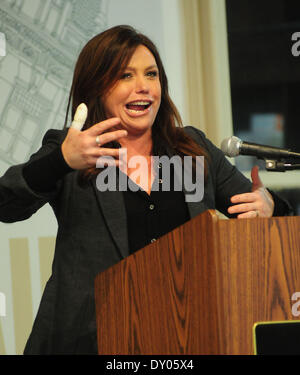 Rachael Ray signiert meistert ihr neues Buch "Mein Jahr in Essen" im Barnes & Noble. Rachael hatte den Daumen im Aufzug auf dem Weg zum Shop verletzt. Mitwirkende: Rachael Ray wo: New York City-NY-USA bei: 4. Dezember 2012 Stockfoto