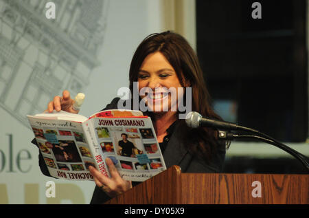 Rachael Ray signiert meistert ihr neues Buch "Mein Jahr in Essen" im Barnes & Noble. Rachael hatte den Daumen im Aufzug auf dem Weg zum Shop verletzt. Mitwirkende: Rachael Ray wo: New York City-NY-USA bei: 4. Dezember 2012 Stockfoto