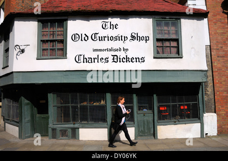 London, England, Vereinigtes Königreich. Die Old Curiosity Shop (13-14 Portsmouth St. WC2A 2ES) behauptete, die Inspiration für den Roman Dickens sein Stockfoto