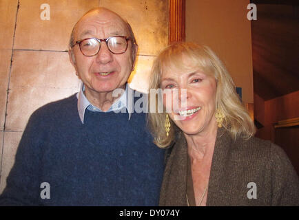 Neil Simon und seine Frau Elaine besuchte die Broadway-Show "A Christmas Story The Musical" am Broadway an der Lunt-Fontanne Theatre mit: Neil Simon, Elaine Simon Where: New York City NY USA bei: 3. Dezember 2012 Stockfoto