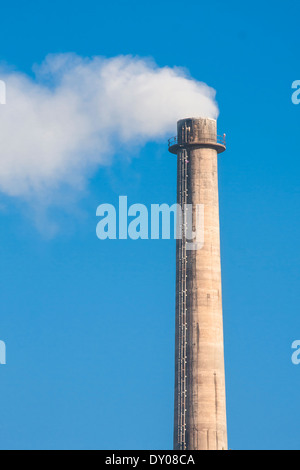 Industrielle Rauch aus Schornstein am blauen Himmel Stockfoto