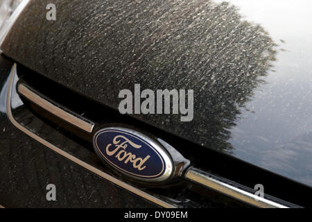 Birmingham, West Midlands, UK. 2. April 2014. Staub aus der Sahara ist auf Autos in Birmingham hinterlegt.  Der Staub wird geglaubt, um zusätzliche Luftverschmutzung verursacht werden und verursacht Probleme für Menschen mit gesundheitlichen Problemen wie Asthma Verschmutzungsgrad sind auf dem Vormarsch in den nächsten Tagen mit schlechter Luftqualität einen Schleier über viel von England zu schaffen. Bildnachweis: Simon Hadley / Alamy Live News Stockfoto