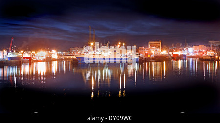 Der Hafen in der Nacht in Aberdeen, Scotland, UK Stockfoto