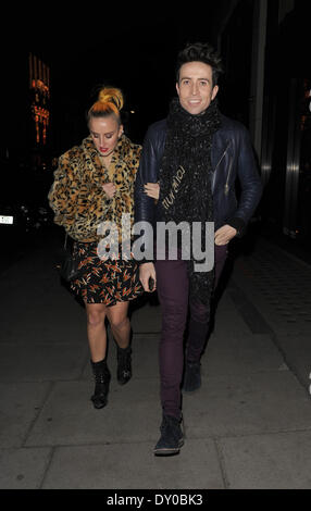 Nick Grimshaw und eine weibliche Begleitung verlassen Stella McCartney shop Folowing den Schalter auf der Lichter Featuring: Nick Grimshaw Where: London England bei: 10. Dezember 2012 Stockfoto