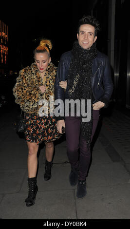 Nick Grimshaw und eine weibliche Begleitung verlassen Stella McCartney shop Folowing den Schalter auf der Lichter Featuring: Nick Grimshaw Where: London England bei: 10. Dezember 2012 Stockfoto