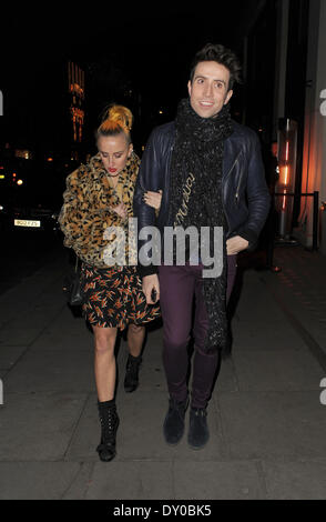 Nick Grimshaw und eine weibliche Begleitung verlassen Stella McCartney shop Folowing den Schalter auf der Lichter. London England - 10.12.12 mit: Nick Grimshaw wo: London England bei: 10. Dezember 2012 Stockfoto