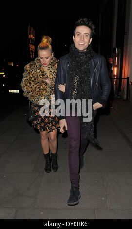 Nick Grimshaw und eine weibliche Begleitung verlassen Stella McCartney shop Folowing den Schalter auf der Lichter Featuring: Nick Grimshaw Where: London England bei: 10. Dezember 2012 Stockfoto