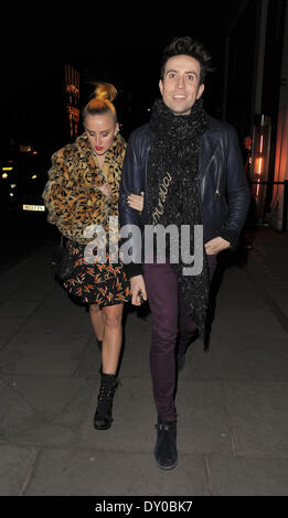 Nick Grimshaw und eine weibliche Begleitung verlassen Stella McCartney shop Folowing den Schalter auf der Lichter Featuring: Nick Grimshaw Where: London England bei: 10. Dezember 2012 Stockfoto