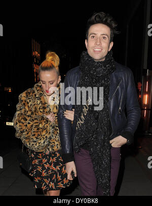 Nick Grimshaw und eine weibliche Begleitung verlassen Stella McCartney shop Folowing den Schalter auf der Lichter. London England - 10.12.12 mit: Nick Grimshaw wo: London England bei: 10. Dezember 2012 Stockfoto