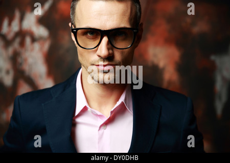 Porträt eines stilvollen gut aussehend Geschäftsmann in Gläsern Stockfoto