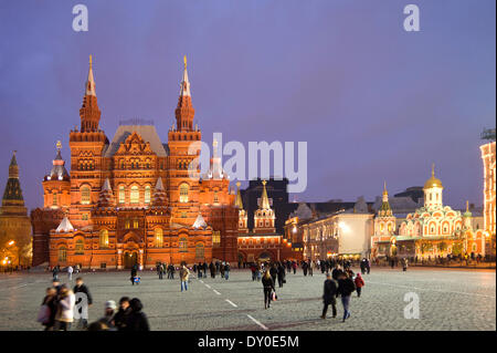 Abends Blick auf das staatliche historische Nationalmuseum auf dem Roten Platz. Stockfoto