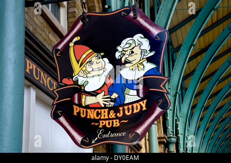 London, England, Vereinigtes Königreich. Punch und Judy Pub melden Sie sich an Covent Garden Stockfoto