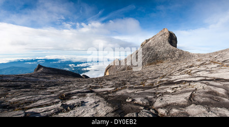 Mount Kinabalu ist der höchste Berg auf der Insel Borneo(4,095m). Stockfoto