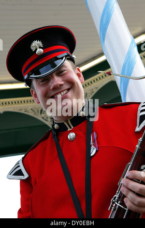 Musiker und Soldat, Stolz posiert, Shrewsbury Flower Show im August 2012. Stockfoto