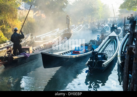 Langbooten am Kanal, Nyaung Shwe, Inle-See, Myanmar, Asien Stockfoto