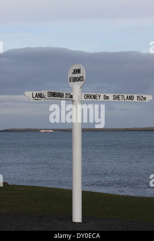 Berühmte John O' Groats Abstand Zeichen und Pentland Ferries MV Pentalina Ankunft in Gills Bay aus Schottland Orkney März 2014 Stockfoto