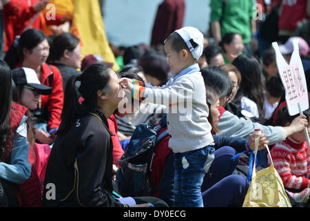 Nanjing, China Jiangsu Provinz. 2. April 2014. Ein autistischer jungen interagiert mit einem Kindergarten Lehrer bei einem Kind wohl Event in Nanjing, der Hauptstadt der ostchinesischen Provinz Jiangsu, 2. April 2014. Die Veranstaltung am Mittwoch wurde eine lokale Kinder Training Centers organisiert, anlässlich der siebten World Autism Awareness Day. Der Veranstalter hat eine Reihe von interaktiven Aktivitäten in der Hoffnung, Erhöhung der sozialen Fürsorge für Kinder mit Autismus. © Shen Peng/Xinhua/Alamy Live-Nachrichten Stockfoto