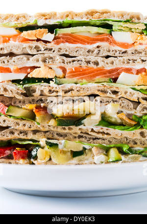 Sandwich mit Lachs und Gemüse auf weißen Teller Stockfoto