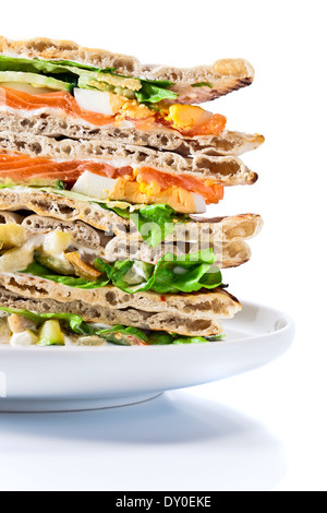 Sandwich mit Lachs und Gemüse auf weißen Teller Stockfoto