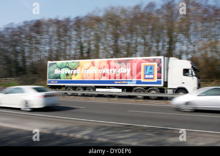 Ein Aldi-LKW Reisen entlang der A12 Schnellstraße in Essex, England Stockfoto