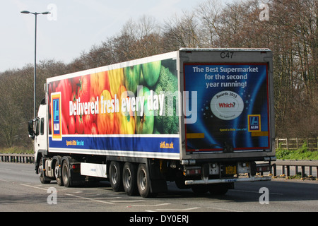 Ein Aldi-LKW Reisen entlang der A12 Schnellstraße in Essex, England Stockfoto