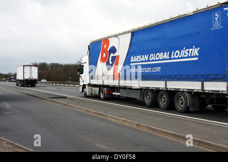 Barsan Global Lojistik und einem unmarkierten LKW Reisen entlang der Schnellstraße A46 in Leicestershire, England Stockfoto