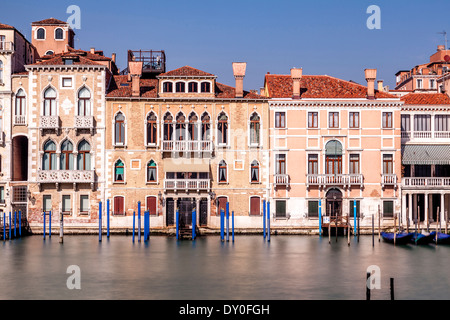 Venezianische Architektur entlang des Canal Grande, Venedig, Italien Stockfoto