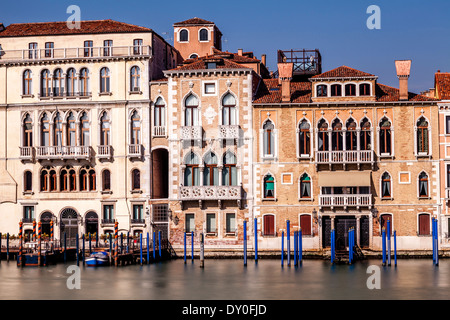 Venezianische Architektur entlang des Canal Grande, Venedig, Italien Stockfoto