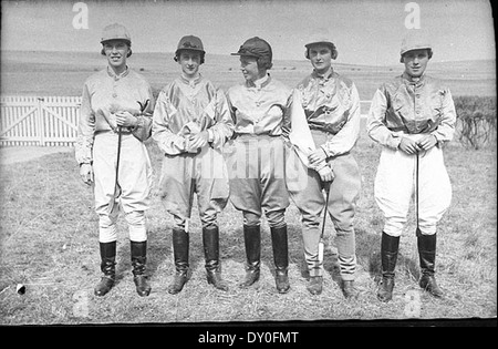 Dieses Foto zeigt die Spannung der Yass-Rennen im März 1936, bei denen Jockeys in farbenfroher Seide bei der jährlichen Veranstaltung Rennen. Das Bild wurde von Sam Hood aufgenommen und zeigt die lebhafte Atmosphäre dieses legendären australischen Pferderennens, komplett mit Zuschauern und dem Nervenkitzel des Rennens. Stockfoto