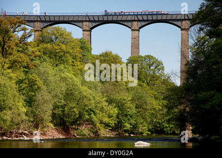 Ein Reise-Boot überqueren Pontcysyllte Aquädukt trägt Llangollen Kanal über den Fluss Dee Stockfoto