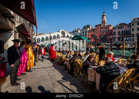 Kellner im Karnevalskostüm, Al Fresco Restaurant Rialto-Brücke, Venedig, Italien Stockfoto