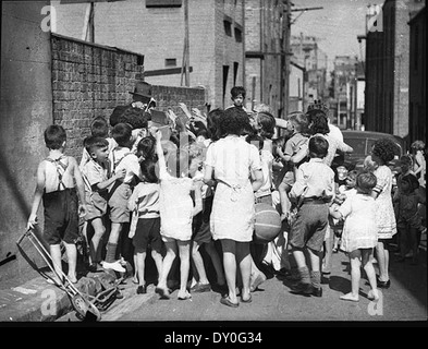 Methodist Mission Weihnachtsbesuch Armen, Woolloomooloo, 25.12.1938 / by Ted Hood Stockfoto