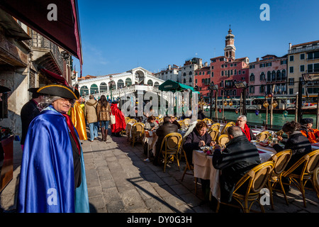 Kellner im Karnevalskostüm, Al Fresco Restaurant Rialto-Brücke, Venedig, Italien Stockfoto