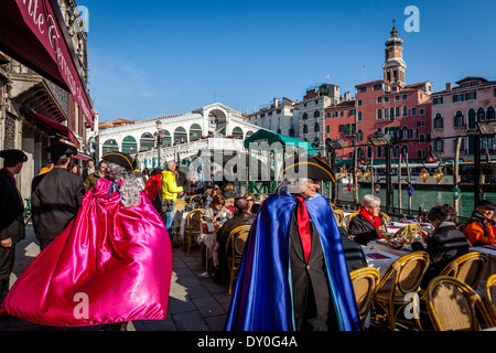 Kellner im Karnevalskostüm, Al Fresco Restaurant Rialto-Brücke, Venedig, Italien Stockfoto