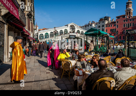 Kellner im Karnevalskostüm, Al Fresco Restaurant Rialto-Brücke, Venedig, Italien Stockfoto